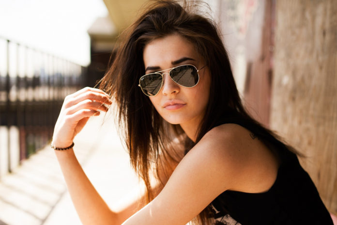 girl_wearing_sunglasses