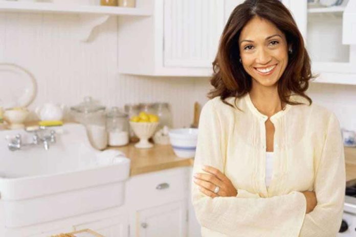 woman_at_kitchen